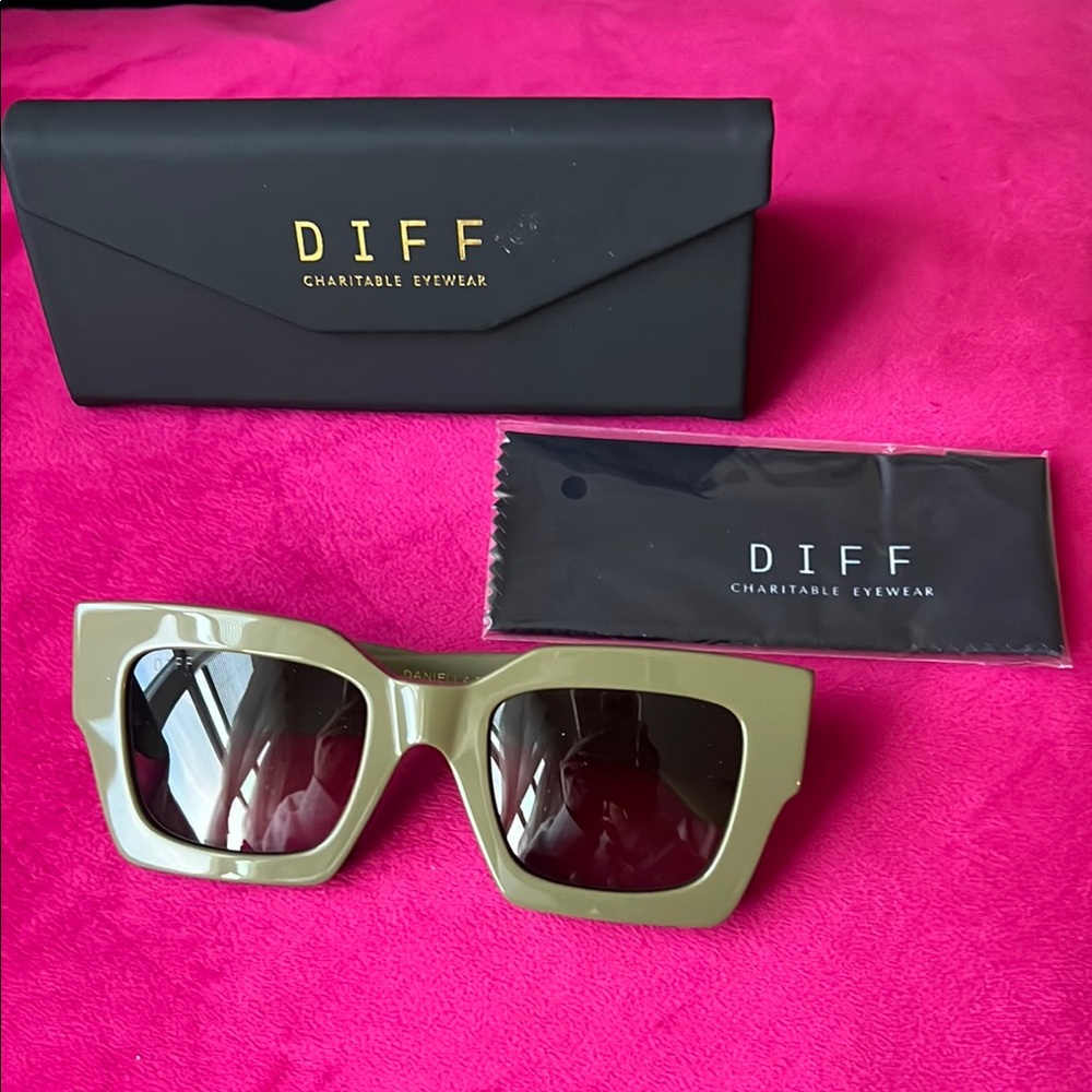 DIFF Limited Edition Daniella Python Women's Green Sunglasses